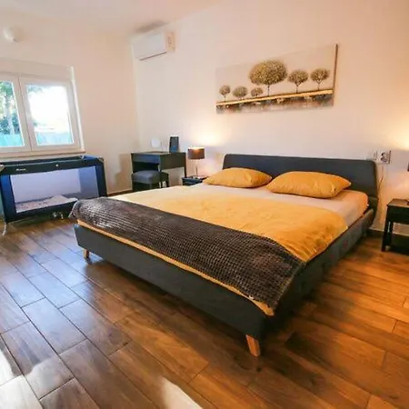 Hedonistra Apartment Mednjan